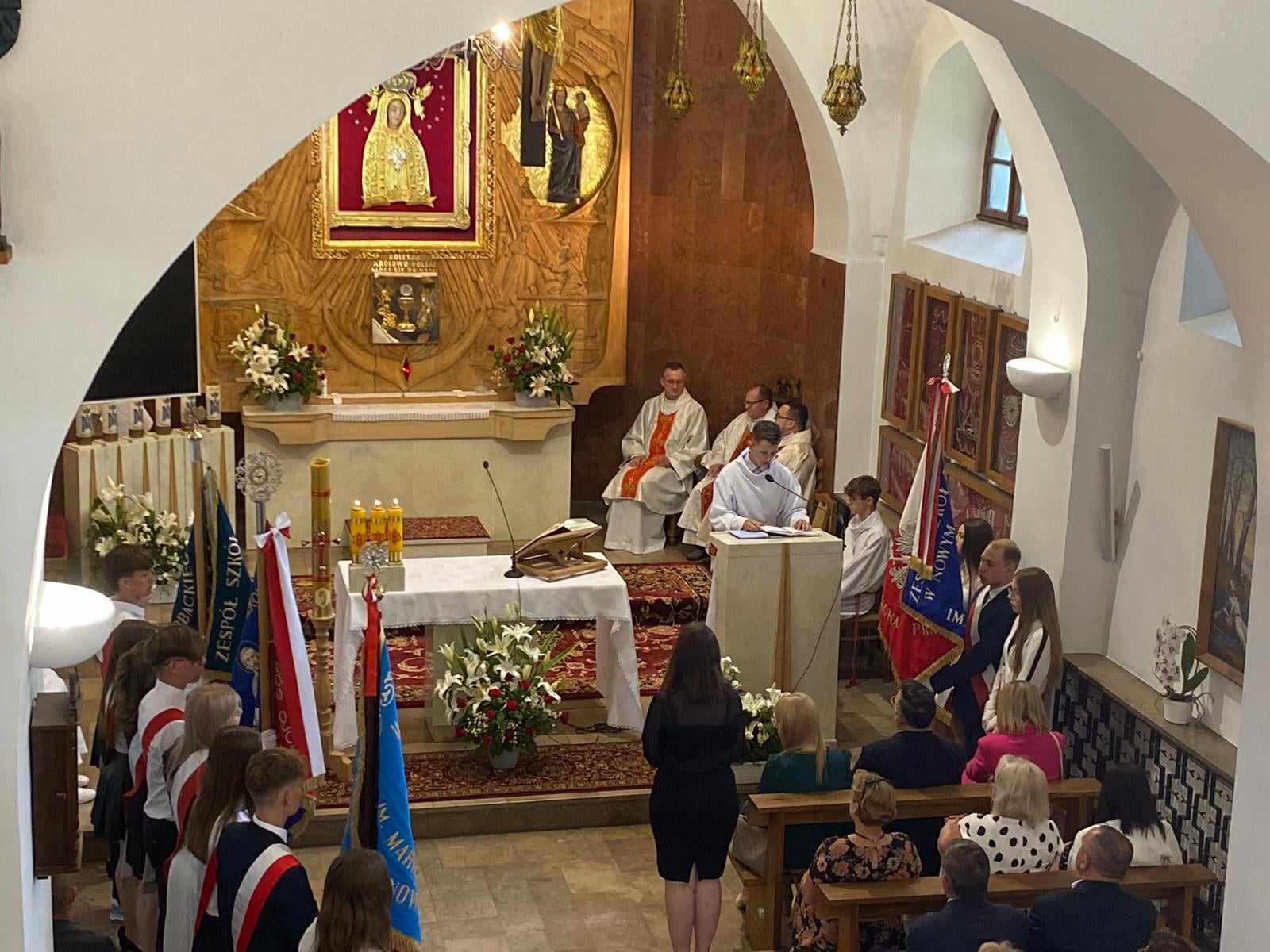 Zdjęcie Zakończenie roku 2024 - kościół (19)d6adde77-143c-4bb9-9975-2406ebc7fc6c.jpg w galerii Uroczystość zakończenia roku szkolnego 2023/2024